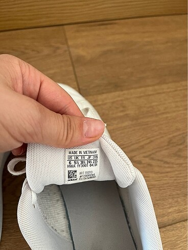 38,5 Beden beyaz Renk Beyaz yeşil detaylı orijinal Adidas ayakkabı