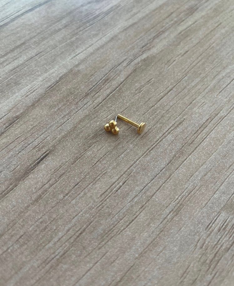 Altın Renk Minimalist Piercing - Görsel 2