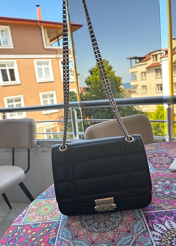 Zincir Detaylı Siyah Yılan Desenli Kadın Çanta