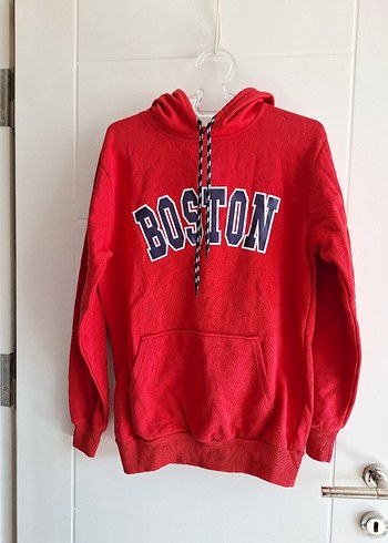 Kırmızı Kapüşonlu Boston Baskılı Sweatshirt