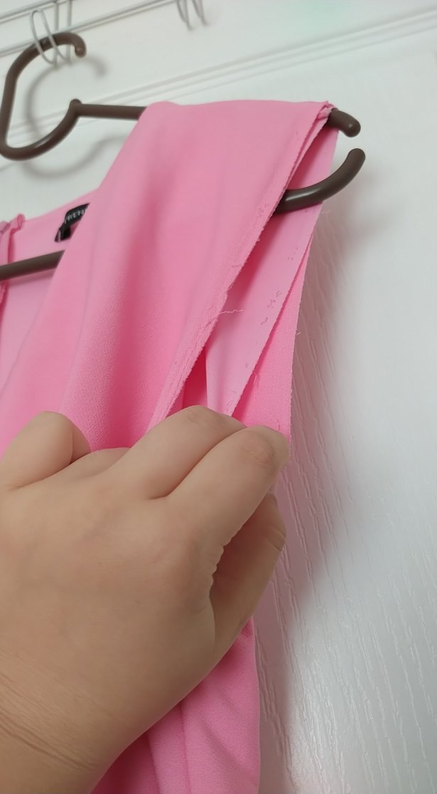 Pembe Uzun Kollarsız V Yakalı Fırfırlı Elbise - Görsel 4