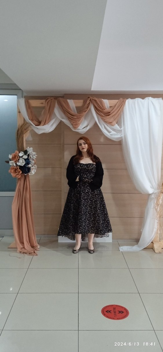 Siyah Dantel Detaylı Straplez Uzun Elbise - Görsel 4