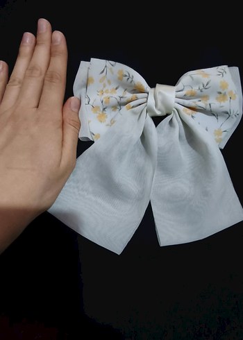 Beyaz Çiçek Desenli Büyük Fiyonk Toka - Görsel 2