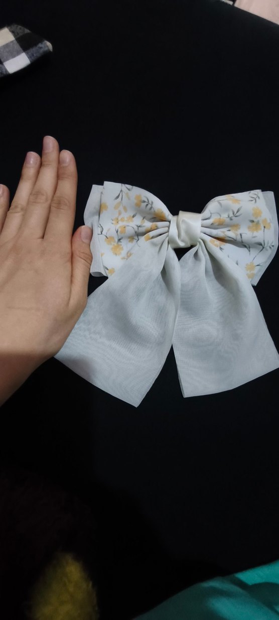 Beyaz Çiçek Desenli Büyük Fiyonk Toka - Görsel 2