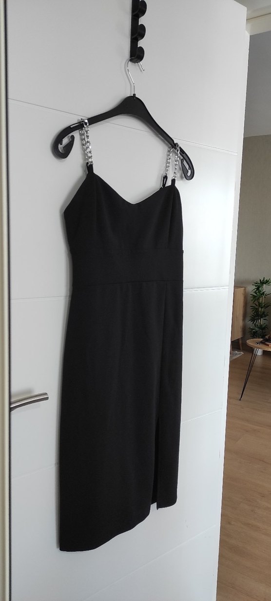 Zincir Detaylı Siyah Uzun İnce Askılı Elbise - Görsel 5