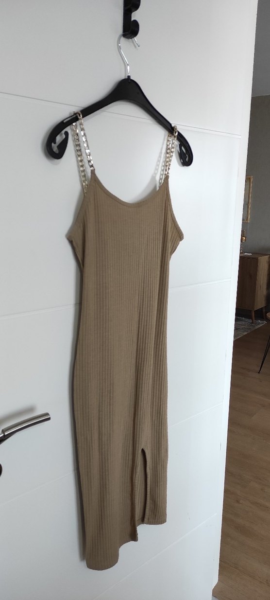 Zincir Detaylı Bej Uzun Askılı Elbise - Görsel 2