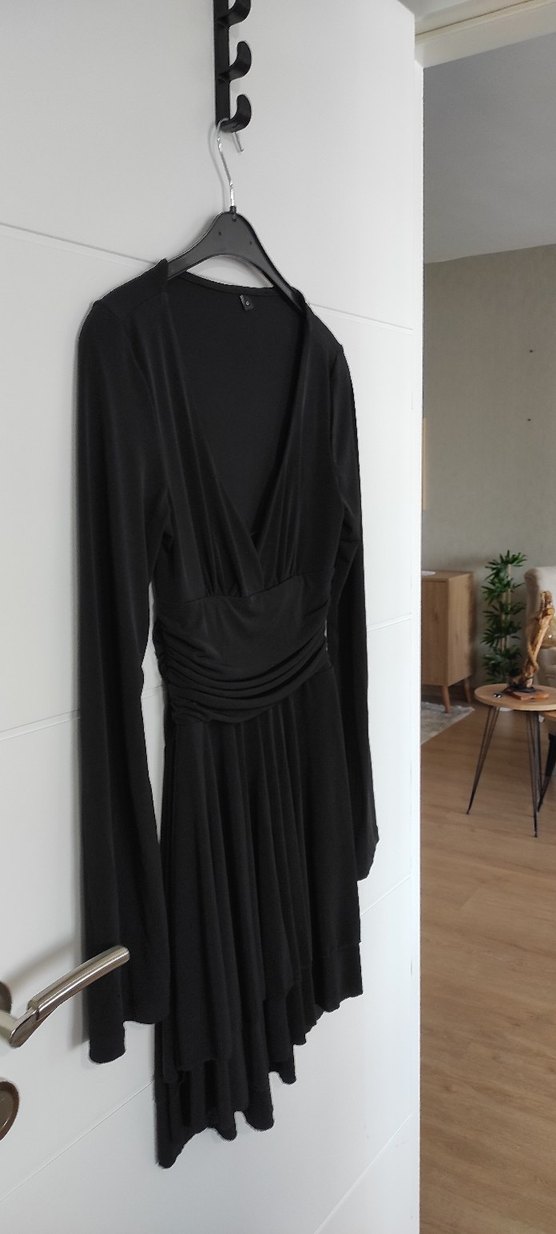 Uzun Kollu, V Yaka, Fırfırlı Mini Siyah Elbise - Görsel 3