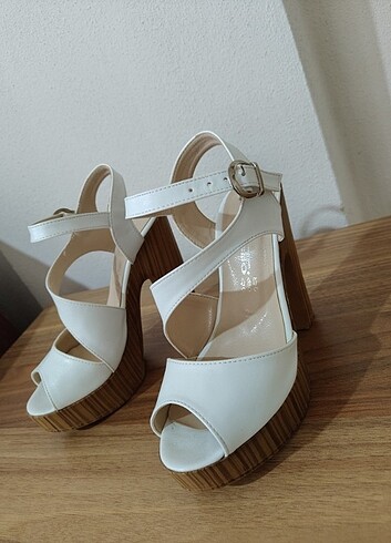 Yüksek Topuklu Beyaz Ayakkabı - Görsel 8