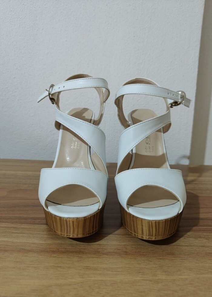 Yüksek Topuklu Beyaz Ayakkabı - Görsel 3