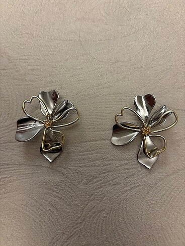Tasarım şık küpe ( kıyafetle alındığında 75 TL )