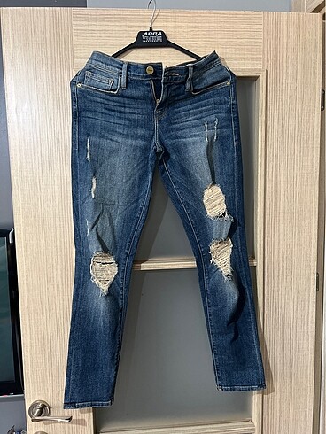 Yırtık kot pantolon