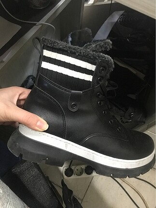 Bot siyah 41 e olur