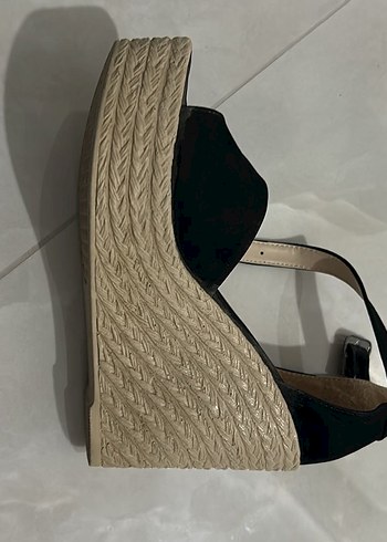 Siyah Yılan Desenli Dolgu Topuklu Kadın Ayakkabı - Görsel 2