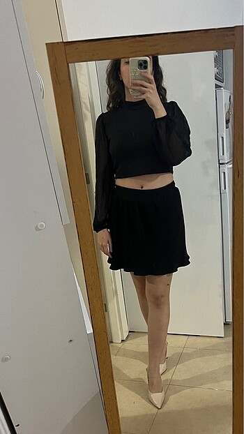 Tül kollu siyah bluz