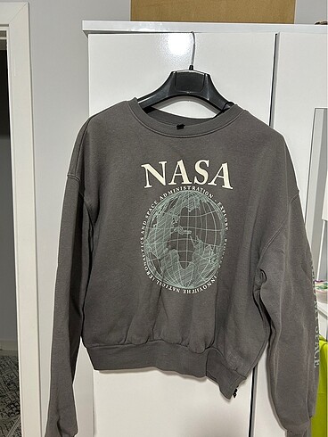 Gri nasa sweatshirt