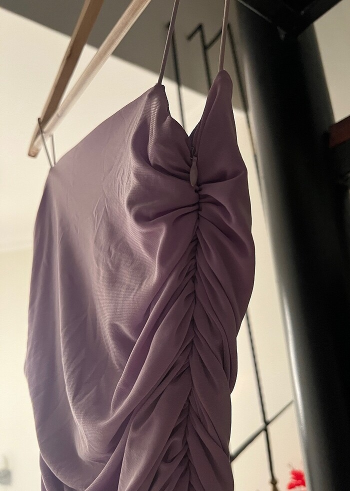 lila drapeli askılı mini elbise - Görsel 3