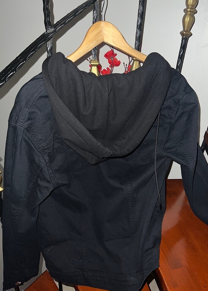 etiketli siyah şapkalı kot ceket - Görsel 2