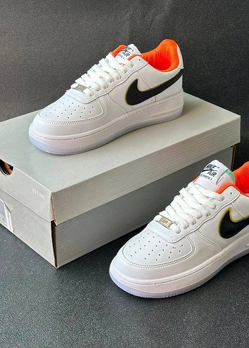 Nike Siyah Swooshlu Beyaz Sneaker