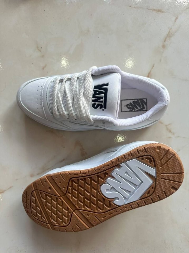 Şehir Stiline Uygun Beyaz Sneaker — görsel 2/4