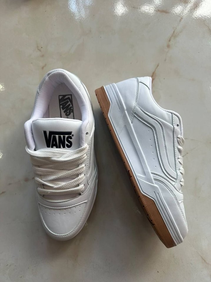 Şehir Stiline Uygun Beyaz Sneaker — görsel 3/4