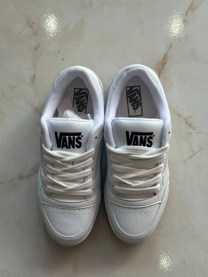 Şehir Stiline Uygun Beyaz Sneaker — görsel 4/4