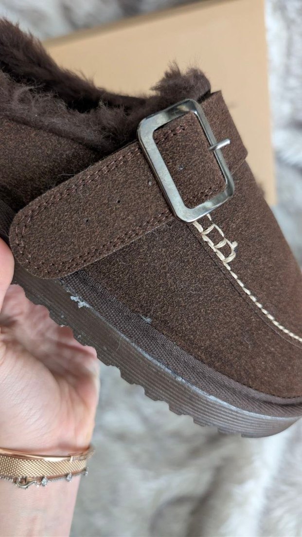 UGG Kahverengi Süet Tokalı Kadın Terlik — görsel 7/9
