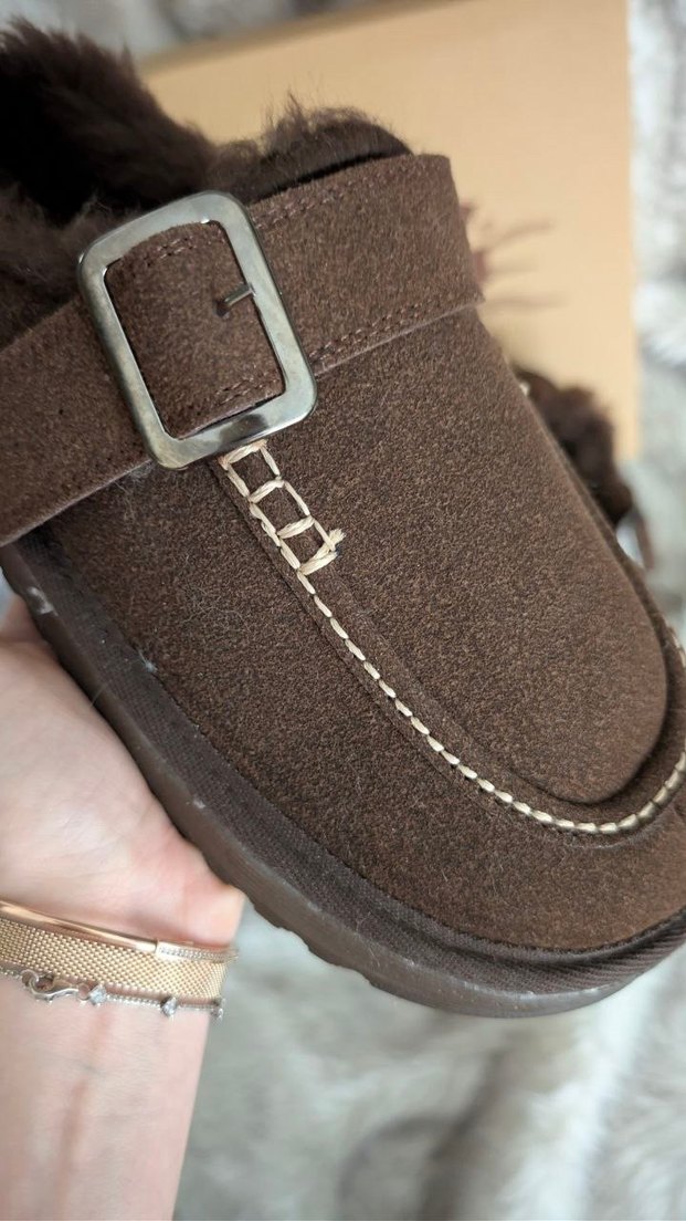 UGG Kahverengi Süet Tokalı Kadın Terlik — görsel 4/9
