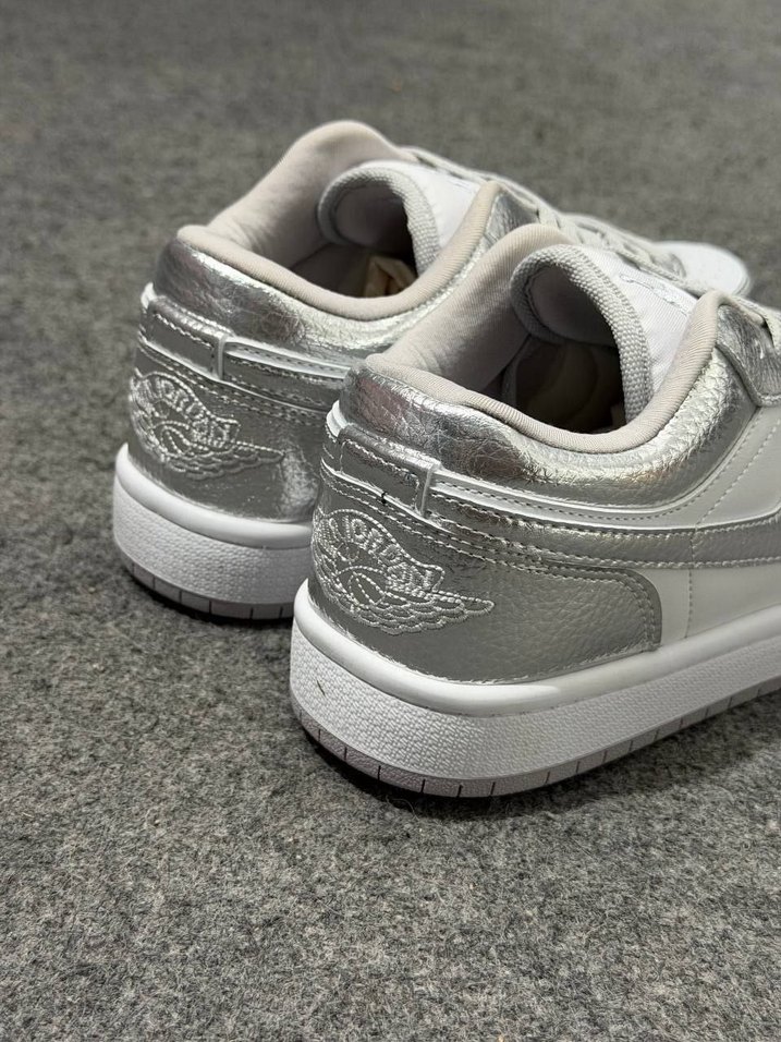 Nike Air Jordan 1 Low Beyaz & Gümüş Sneaker — görsel 4/5