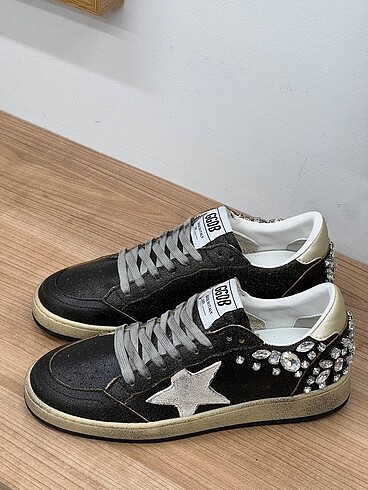 Golden Goose Deluxe Golden goose