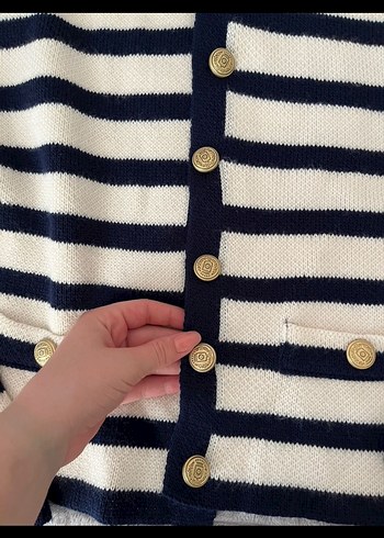 Düğmeli Siyah-Beyaz Çizgili Kadın Hırka - Görsel 3