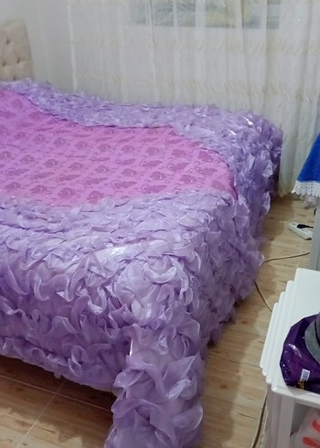 Mor Çiçek Desenli Yatak Örtüsü yastiklarida vardir - Görsel 3