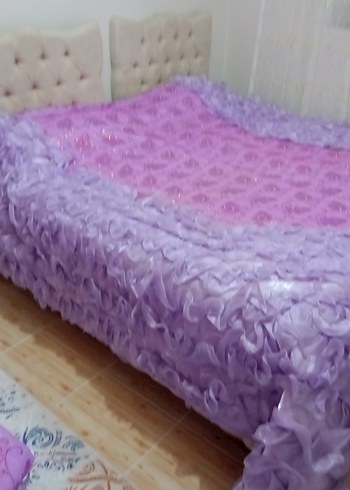 Mor Çiçek Desenli Yatak Örtüsü yastiklarida vardir - Görsel 4