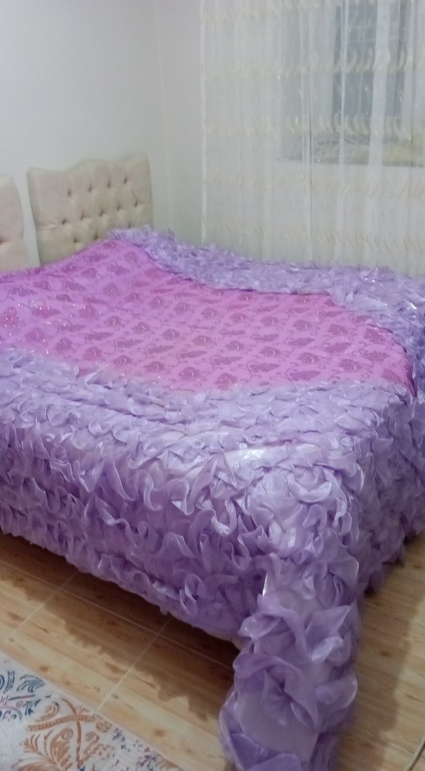 Mor Çiçek Desenli Yatak Örtüsü yastiklarida vardir - Görsel 2