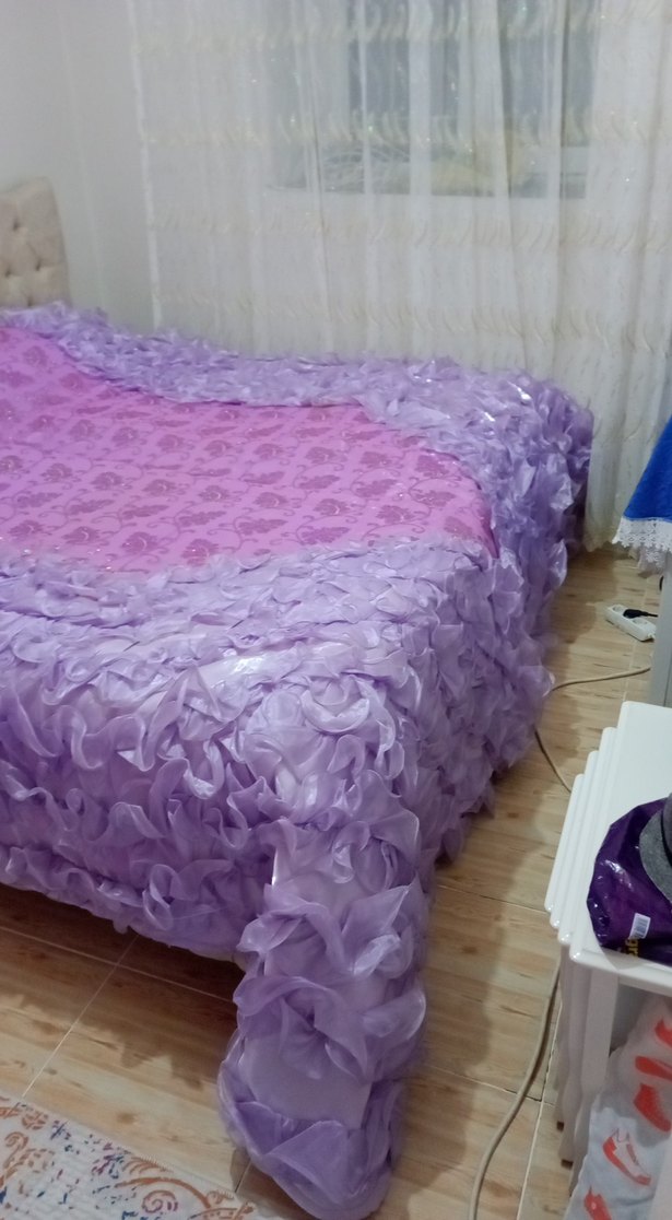 Mor Çiçek Desenli Yatak Örtüsü yastiklarida vardir - Görsel 3