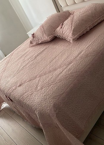 Nakışlı Pastel Pembe Yatak Örtüsü
