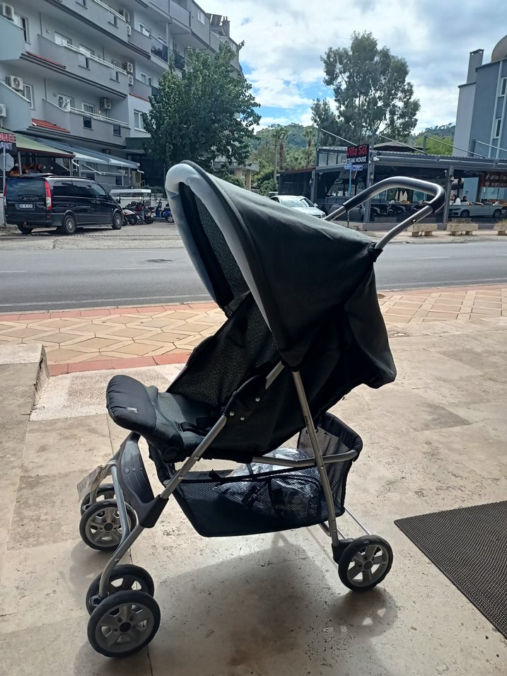 Gri ve Siyah Bebek Arabası - Görsel 2
