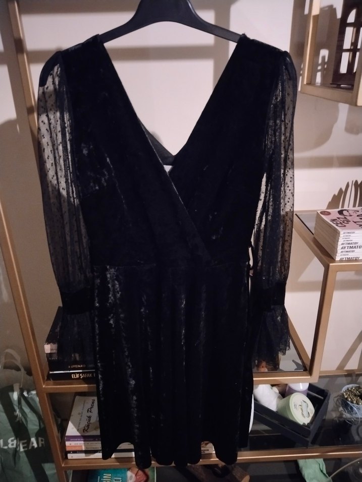 Dantel Detaylı Siyah Midi V Yaka Elbise - Görsel 2