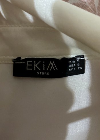 Diğer Düğmeli, V Yaka Parlak Beyaz Saten Gömlek