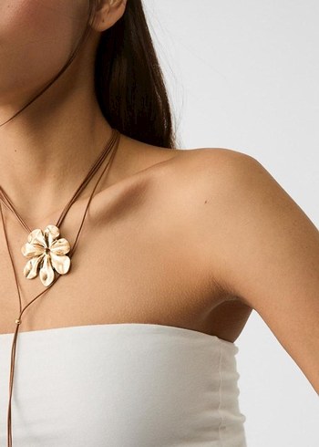 Stradivarius Altın Renkli Uzun Bohem Çiçekli Kolye