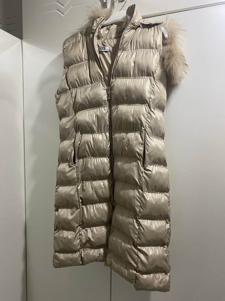 Kürk Detaylı bej şişme yelek - Görsel 3