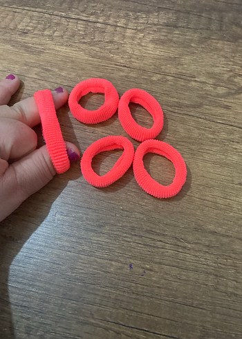 Kız Çocukları için Kırmızı Lastikli Saç Tokası - Görsel 2