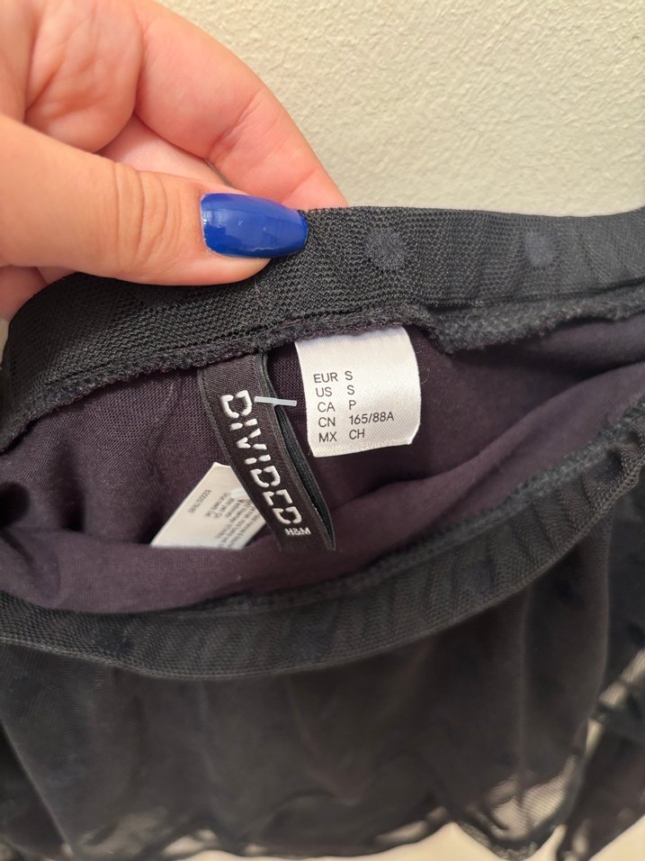 Siyah Omuzları Açık Fırfırlı Gotik Bluz - Görsel 4