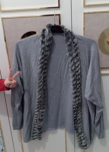 Gri Uzun Kollu Kürk Detaylı Kadın Üst - Görsel 2