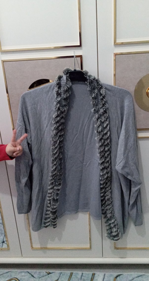 Gri Uzun Kollu Kürk Detaylı Kadın Üst - Görsel 2