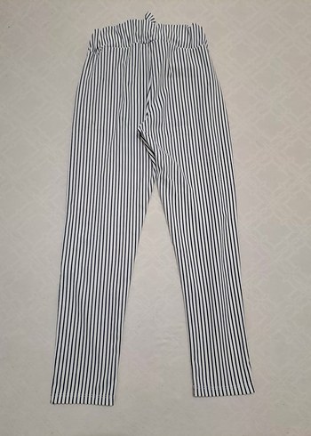 Kadın Gri Beyaz Çizgili Pilili Kumaş Pantolon - Görsel 2