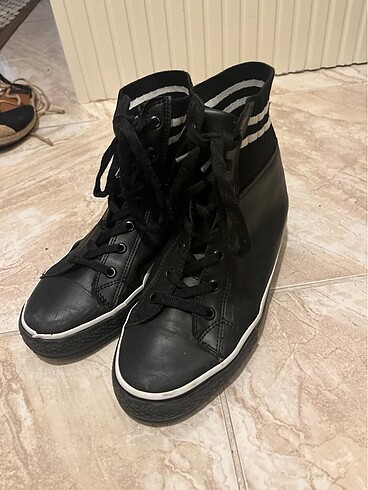 37 Beden siyah lastik detayli siyah deri bilekli sneakers ayakkabi