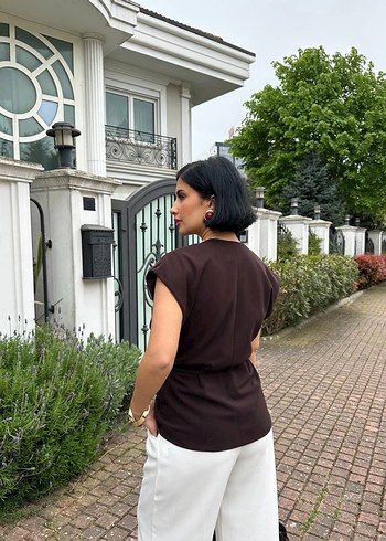 Trendyol & Milla Kahverengi Süet V Yaka Kemerli Bluz