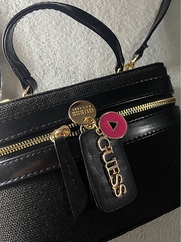 Guess Charmlı çanta