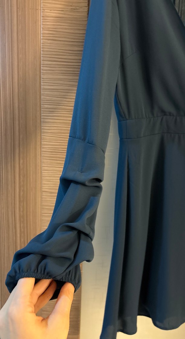 V yaka, uzun kollu, mavi elbise - Görsel 4