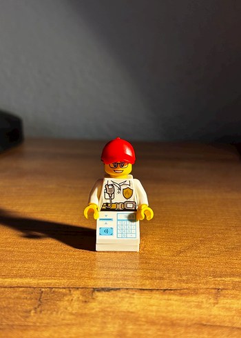 Diğer Kirmizi Kaskli Lego İnsaatci Figuru